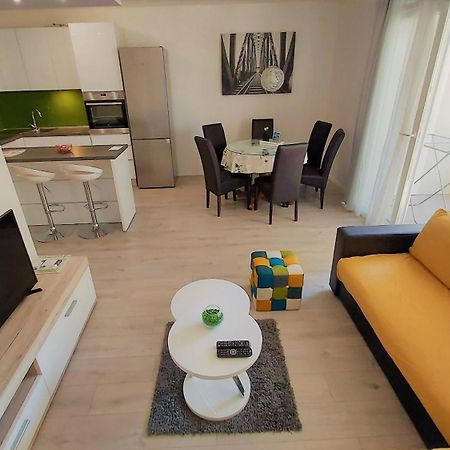 Apartment Punta Omis Exterior photo