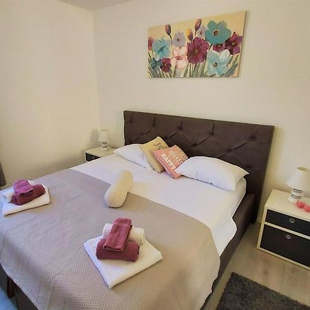 Apartment Punta Omis Exterior photo
