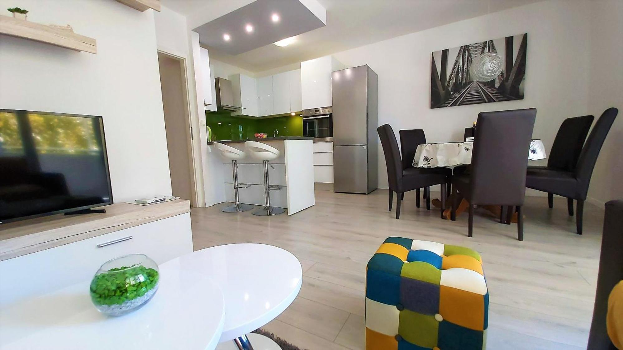 Apartment Punta Omis Exterior photo